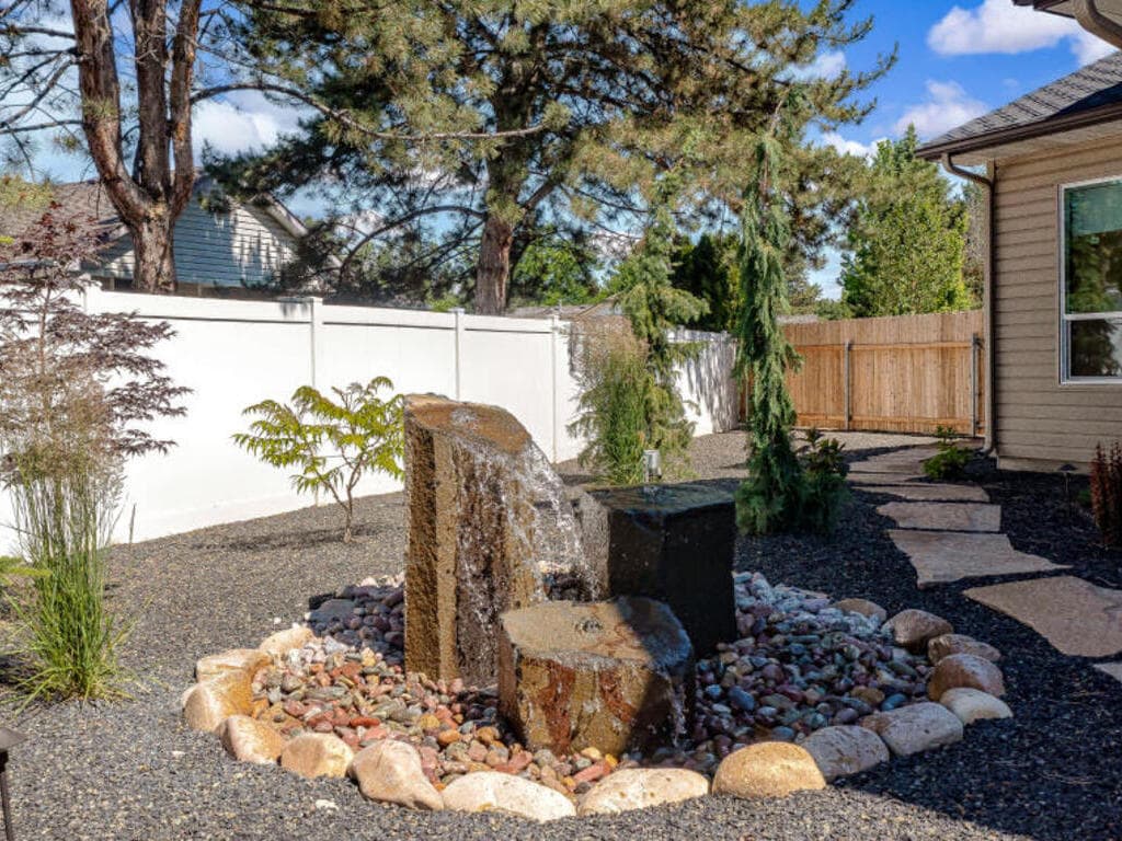 Retaining wall with planting